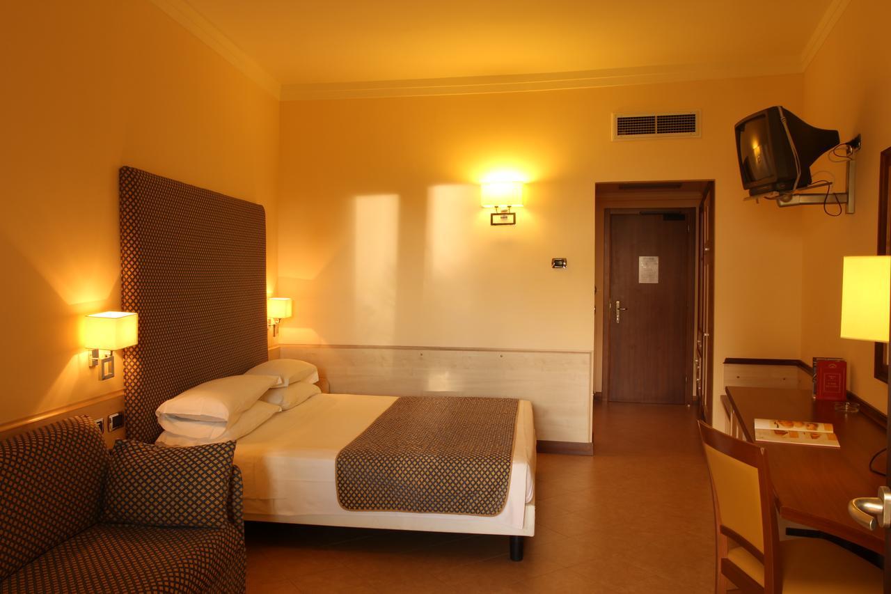 ויבו ולנטיה Hotel Resort Lido Degli Aranci מראה חיצוני תמונה